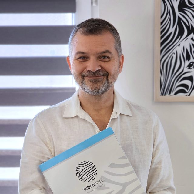 Bohdan Zemene se vzorníkem látek ZEBRA-SHOP